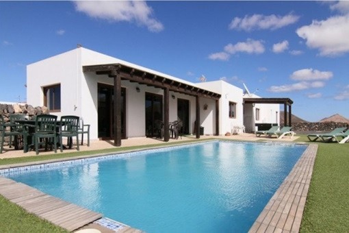 Detached and furnished villa with lovely mountain and sea views in Villaverde, Fuerteventura