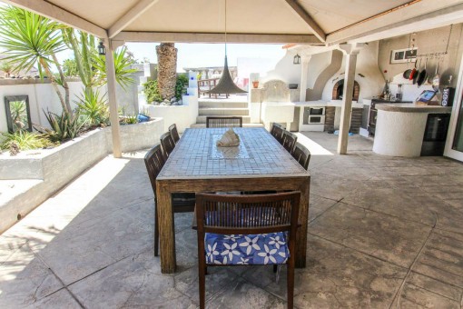 Covered terrace with barbecue area