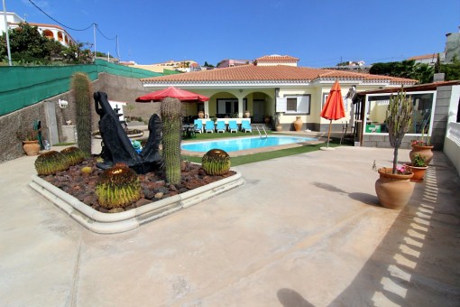Outside area with pool bar